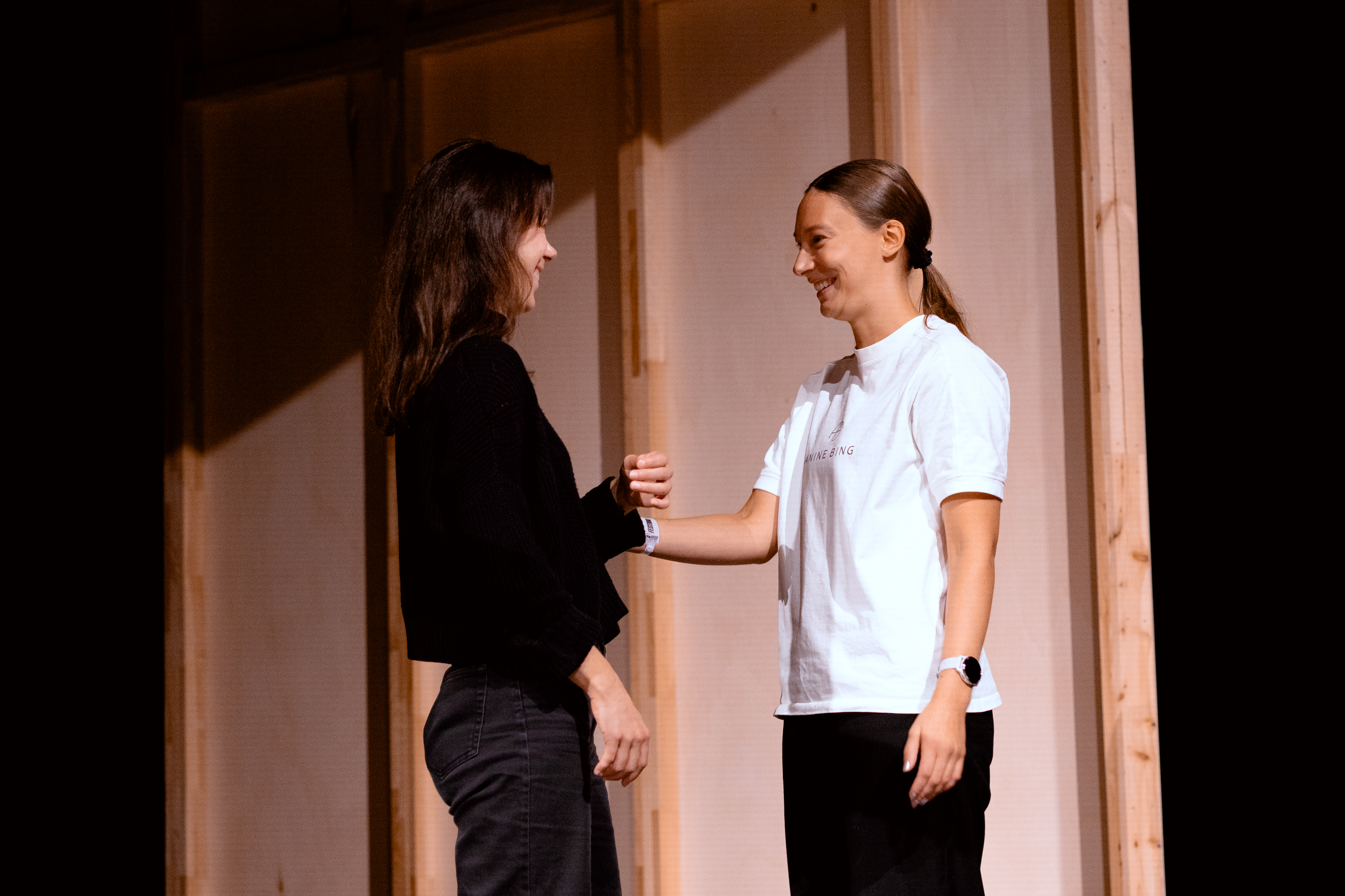 Ingrid Mikalsen Deinboll og Hanne Mathisen Haga under prøvene på Hedda Gabler