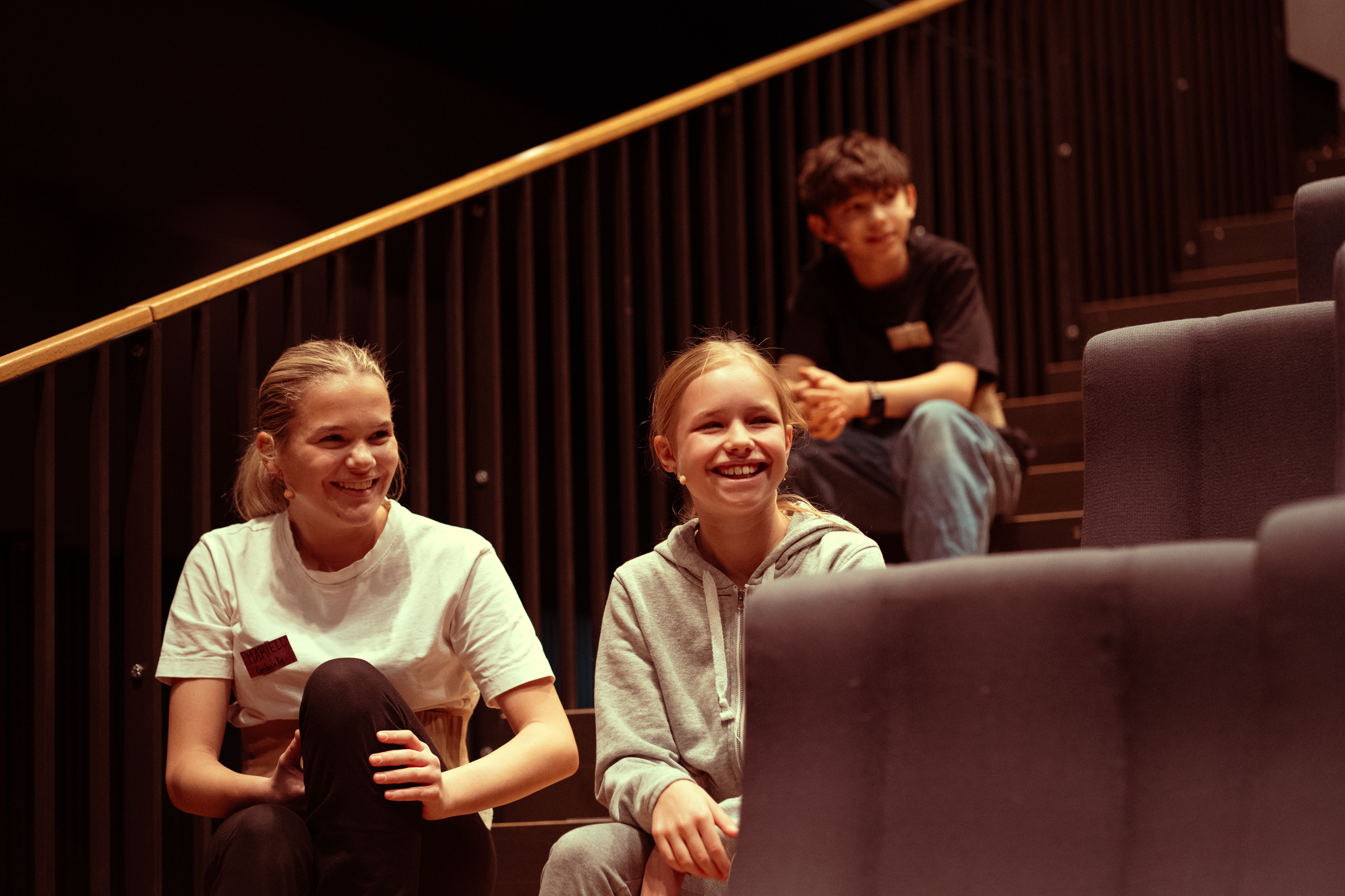 Glade barneskuespillere i teatersalen