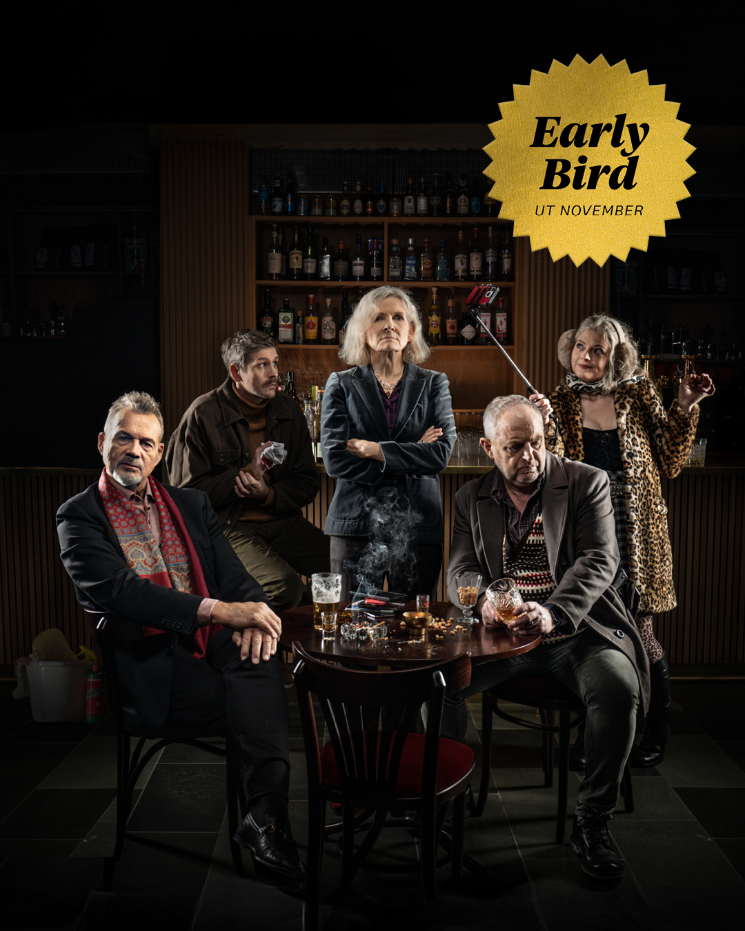 Foto av 5 skuespillere i en bar