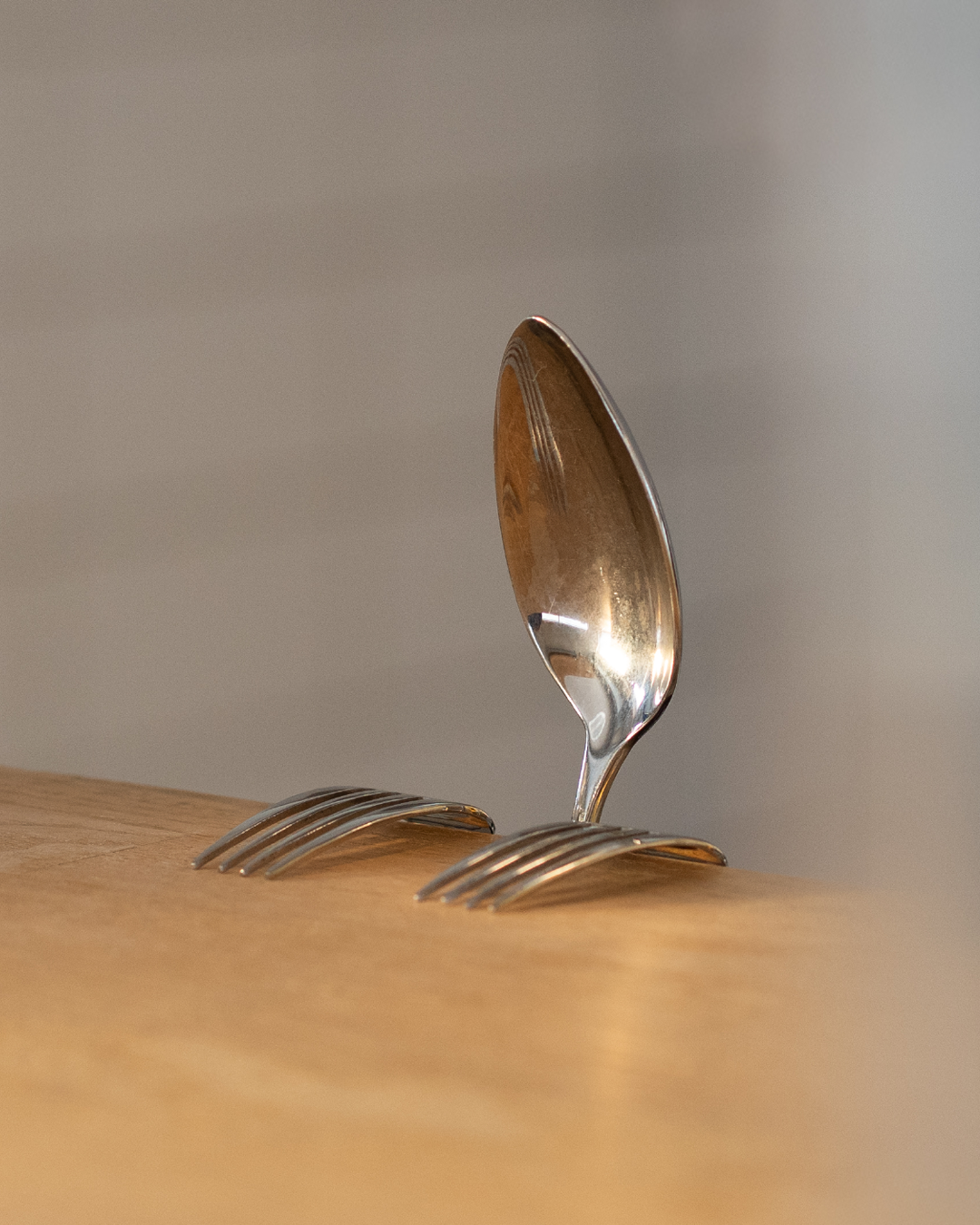 En skje som stikker opp fra en benkeplate