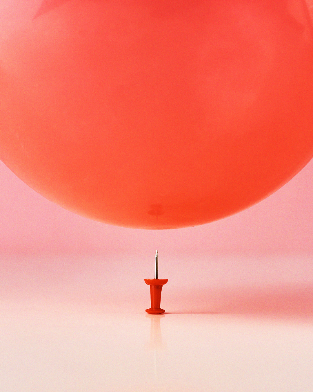 En tegnestift under en ballong