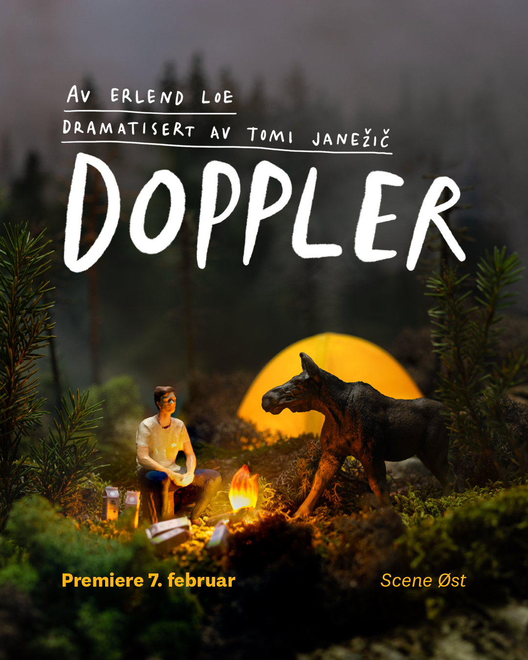 Modell av mann i skogen med elg, telt og bål