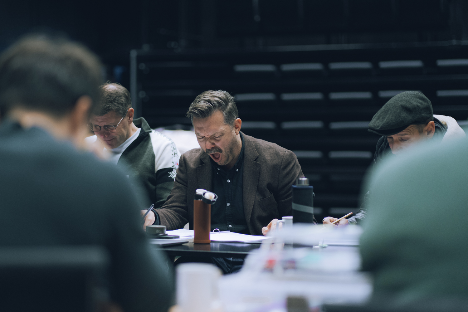 Leseprøve Doppler, Delerud og flere rundt bord