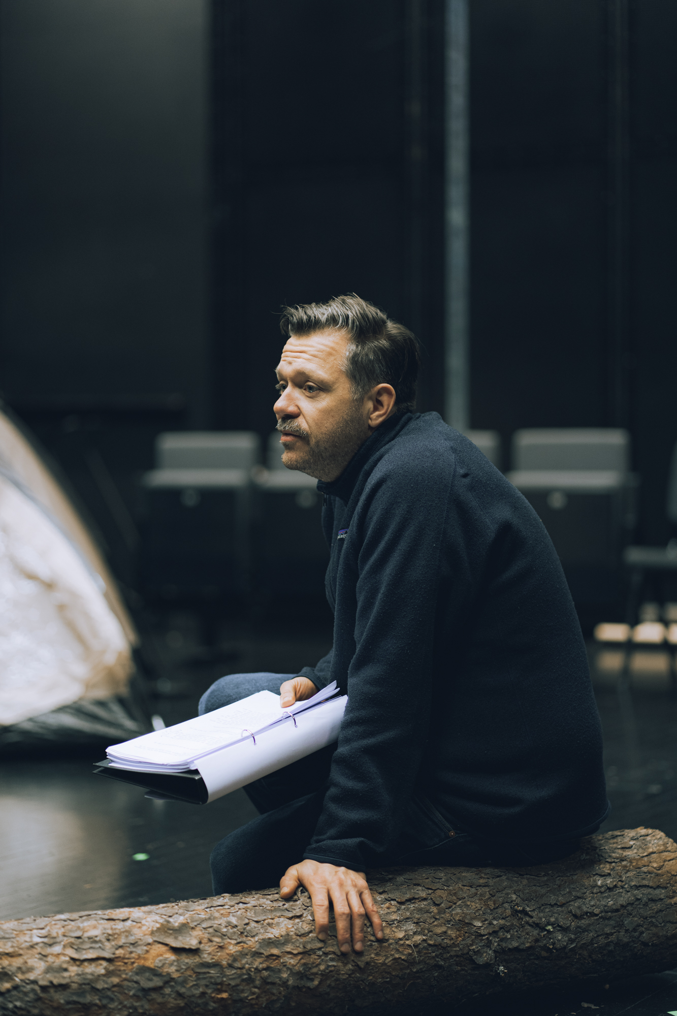 Jonas Delerud sitter på trestubbe