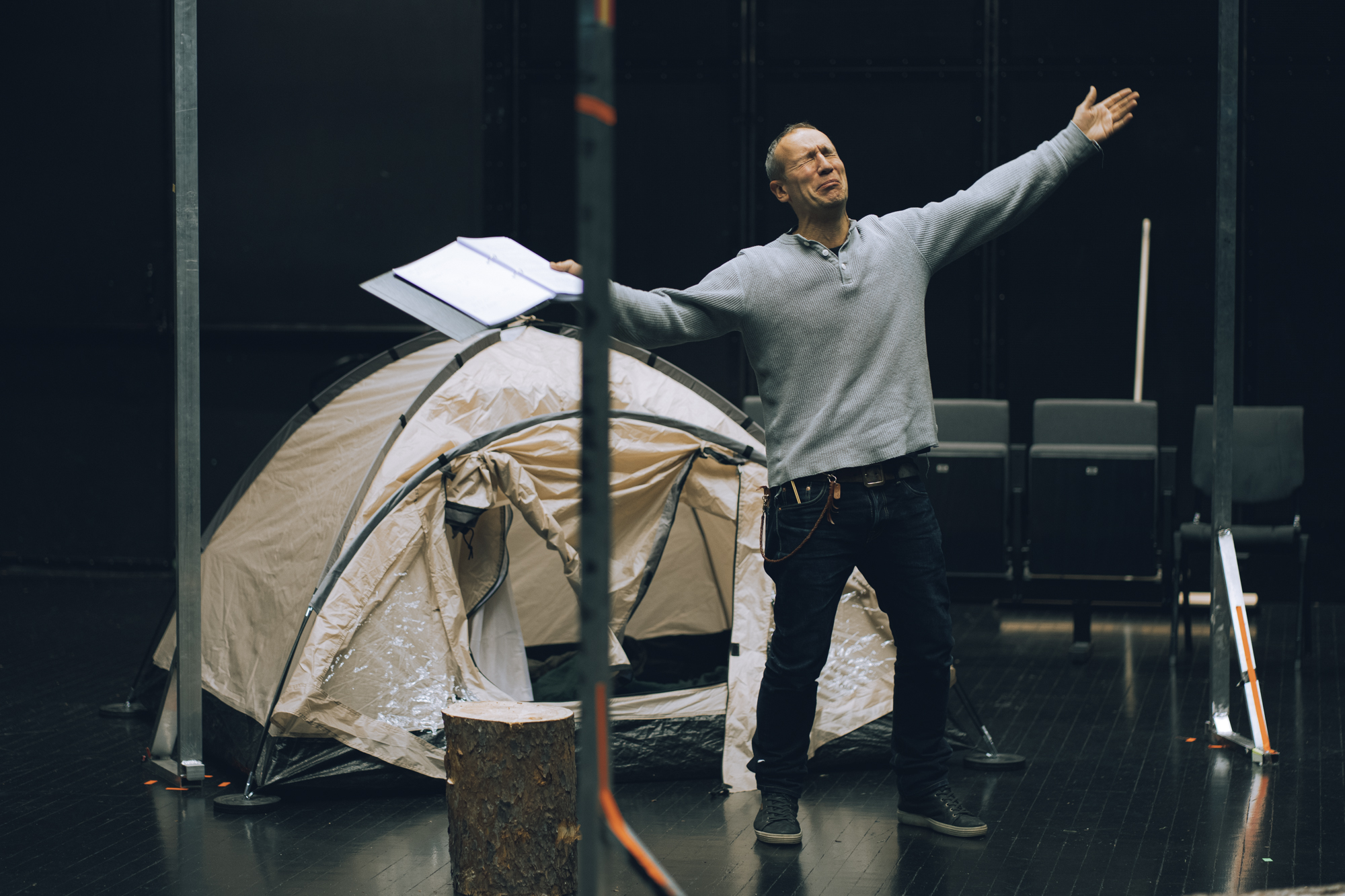 Jørn-Bjørn Fuller-Gee foran telt