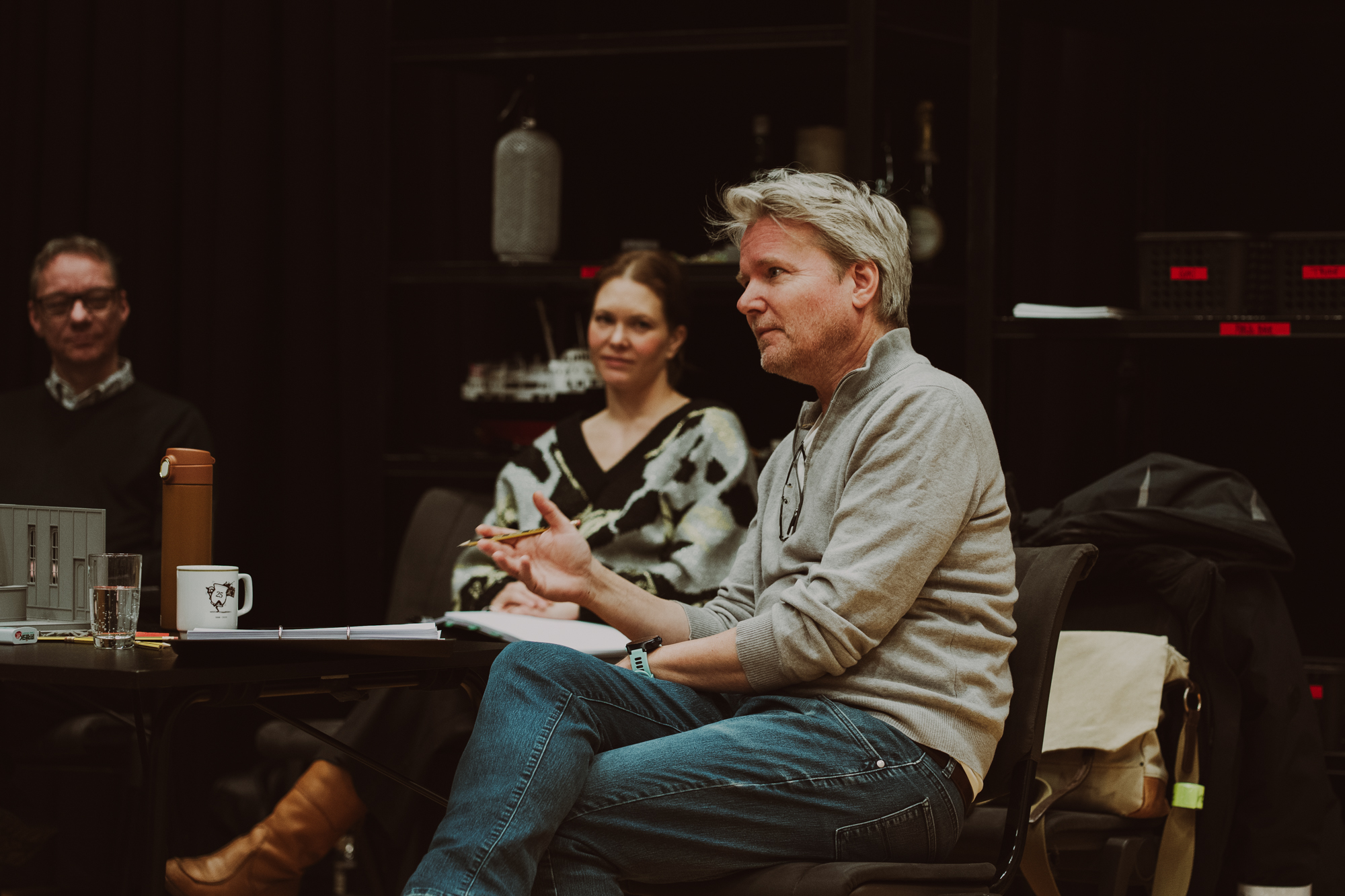 Regissør pluss to andre personer ved et bord