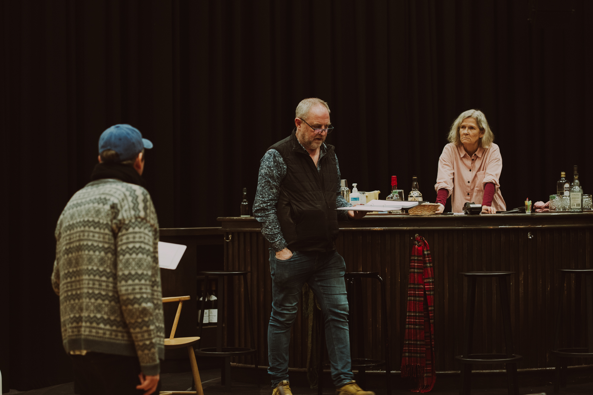 Leseprøve i baren, tre personer