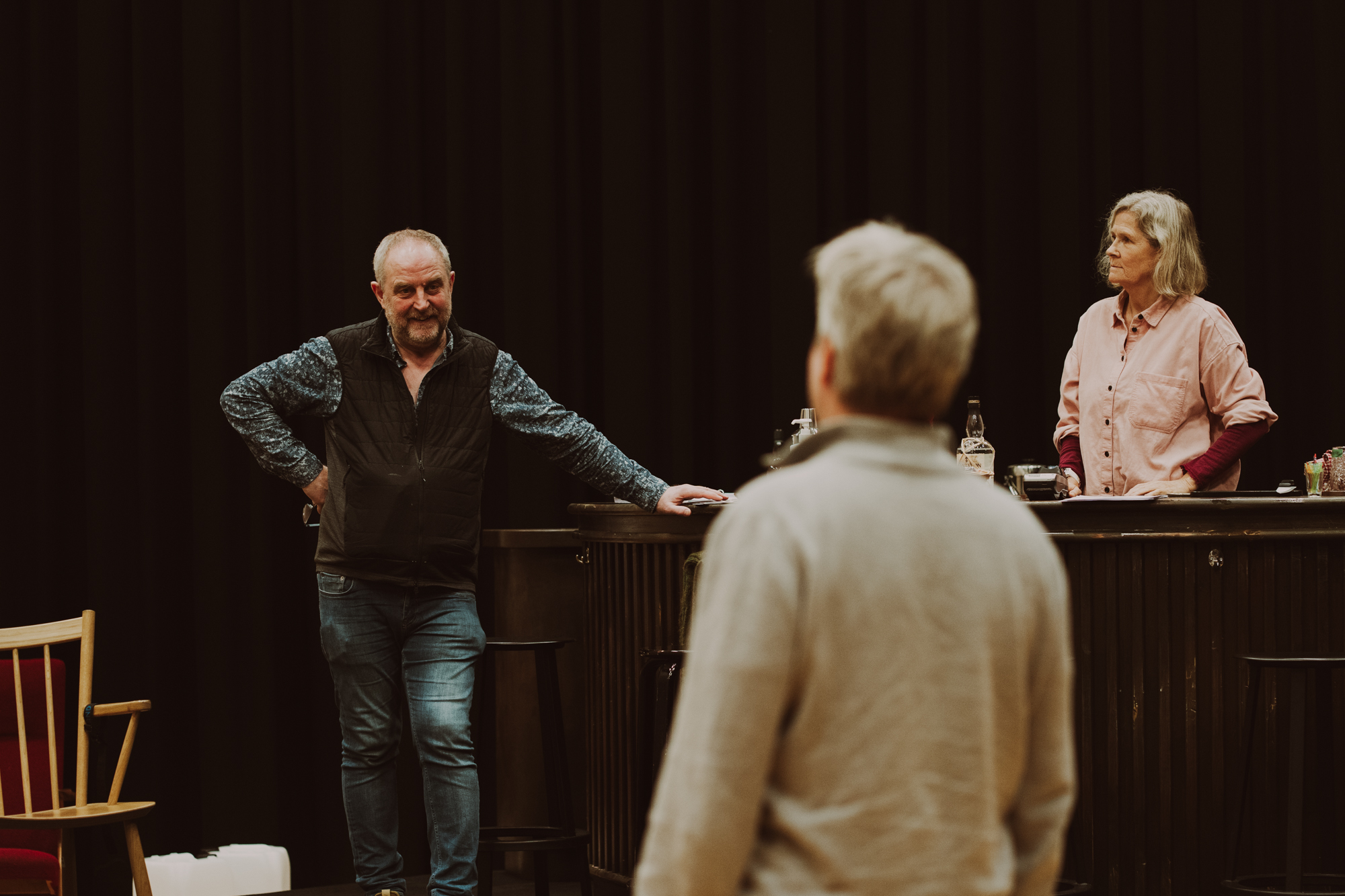 Kristian Figenschow, Guri Johnson og Sundvor med ryggen til