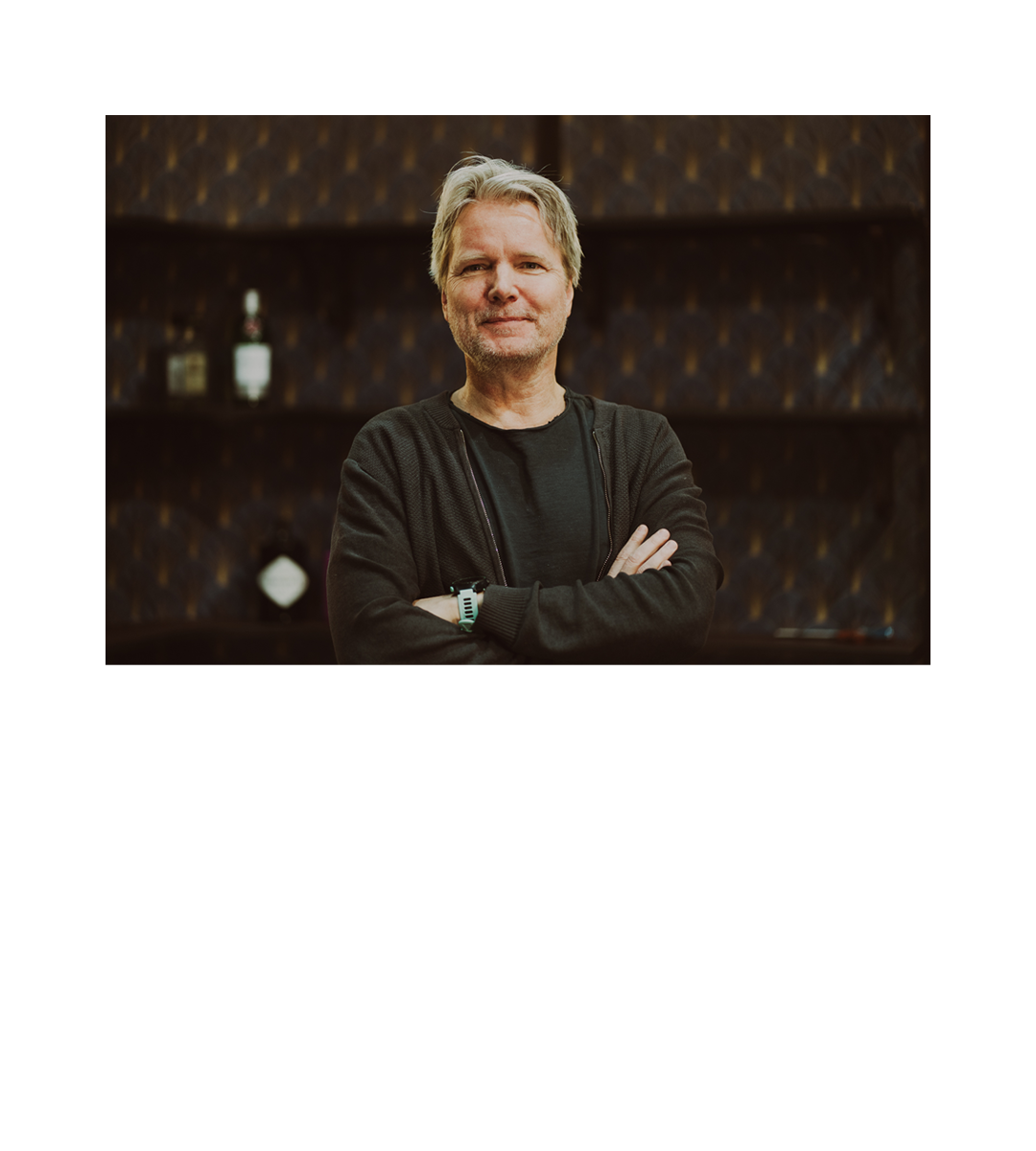 Regissør Yngve Sundvor foran en bar. Klikk på bildet for å lese intervjuet med regissøren.