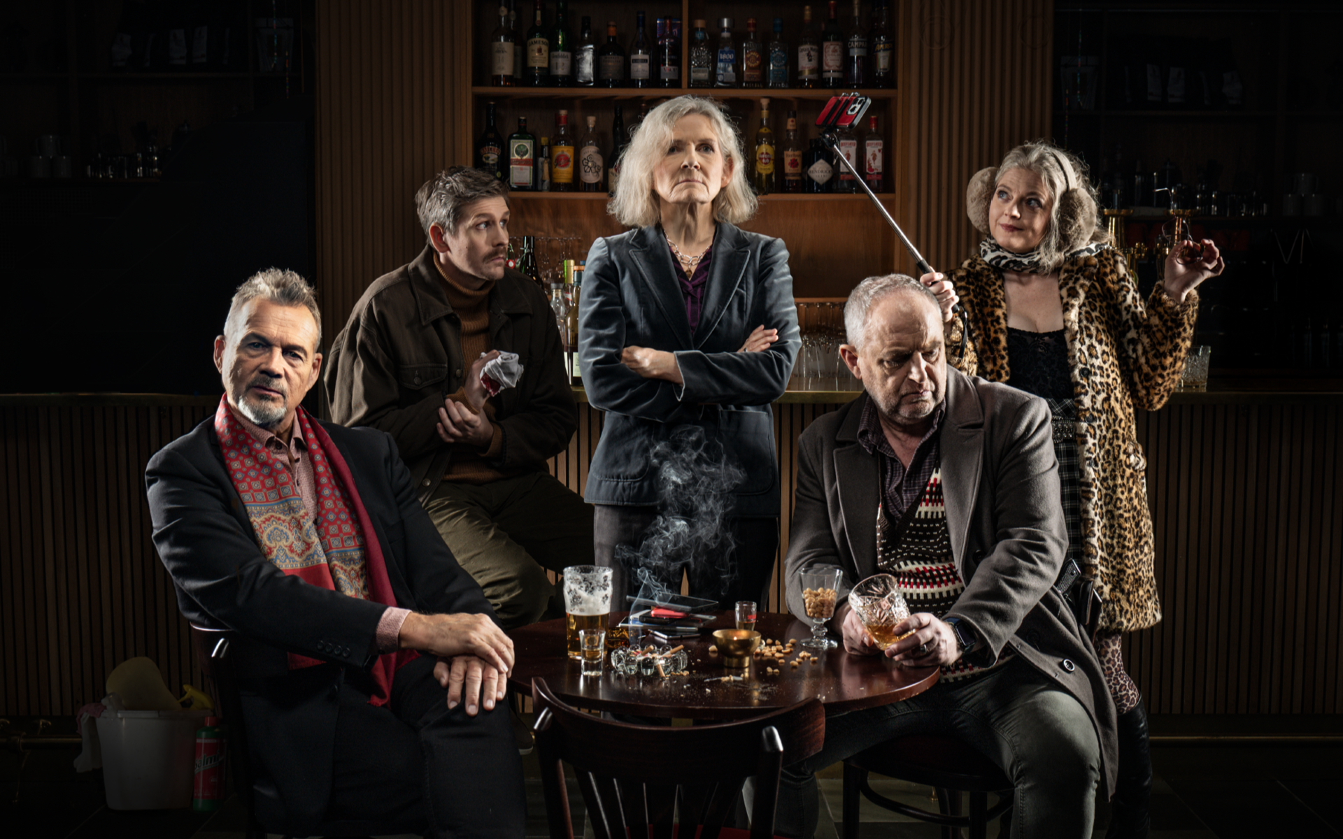 Karakterene/skuespillerne foran en bar: Herman (Ketil Høegh), Dennis (Alexander Rindestu), Jørgen (Kristian Fr. Figenschow), Ingrid (Guri Johnson), Liv (Trude Øines)