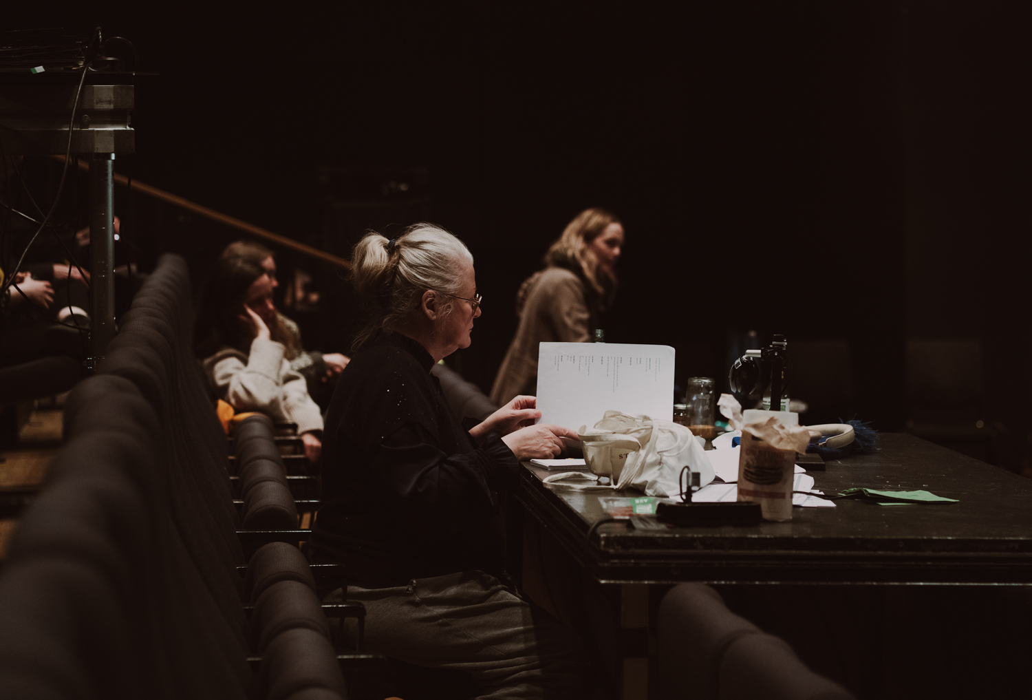 Regissør Hanne Tømta under prøver på Til minne om familien