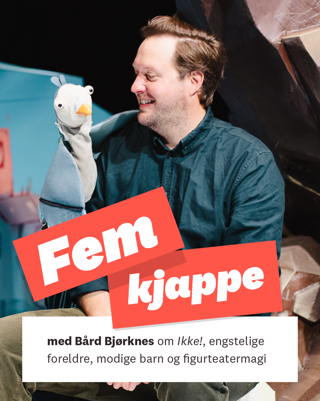 Bilde av regiss&oslash;ren med en figurdukke som er en due