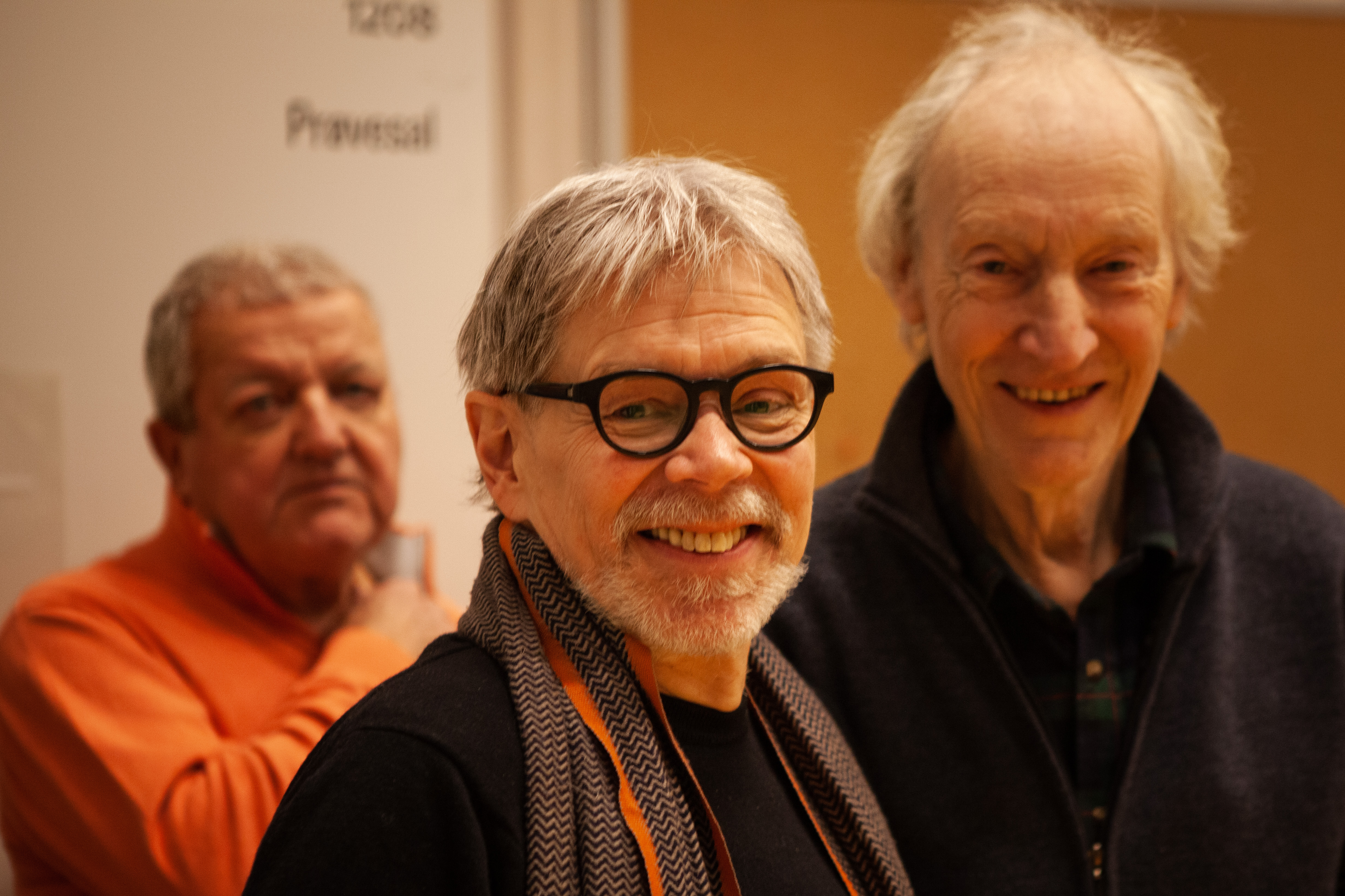 Per Kristian Olsen har skrevet boken «Det store popeventyret - Pussycats og norsk rock i 60-åra» som forestillingen er en dramatisering av, her sammen med Tor Kjelsberg (t.v.) og Trond Graff (t.h) på besøk under PUSSYCATS!-prøvene. 