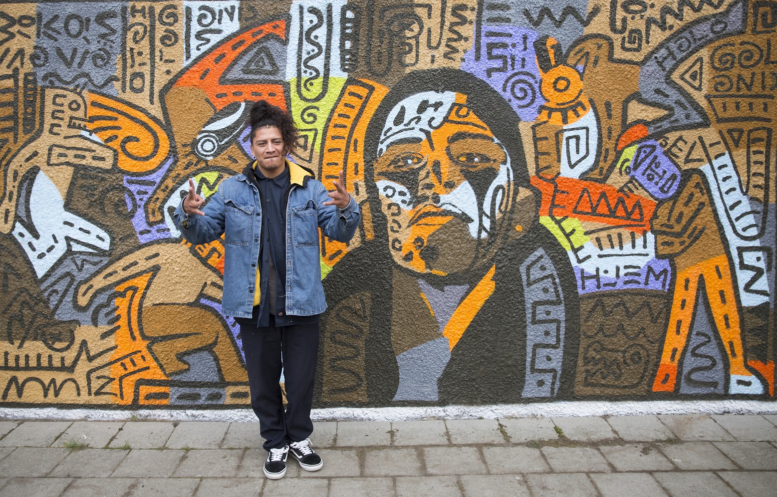 Gato foran et veggmaleri med portrett av ham selv i Tromsø sentrum