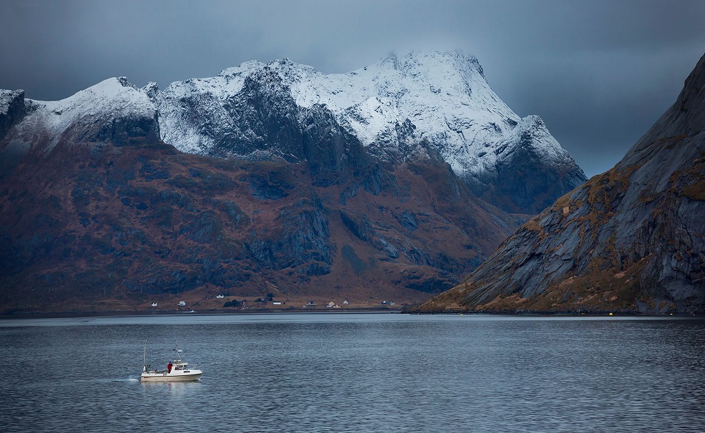 Sjark i nordnorsk fjord. Foto: Stig Brøndbo