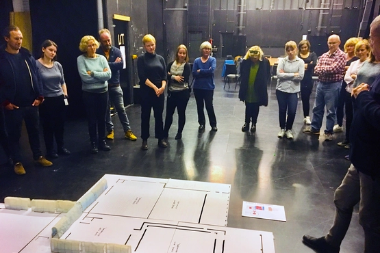 Teatrets ansatte ser på modellen for forestillingen