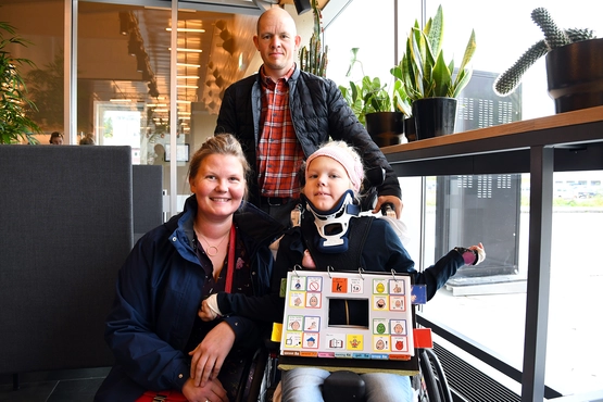 Mia og familien deltok på teatrets første relækste forestilling i september 2020.