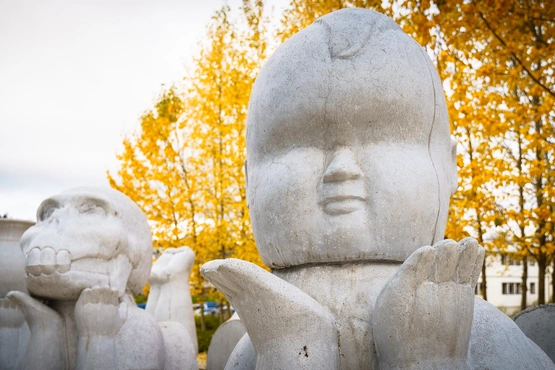 Skulptur på teaterplassen i høstsol