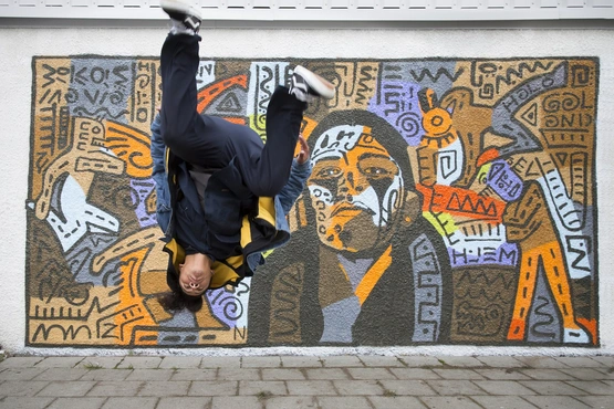 Gato slår salto foran grafittivegg