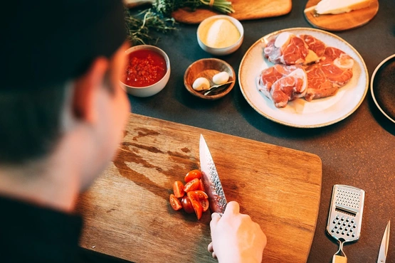 Kokk Håkon Holmlund lager Osso Bucco