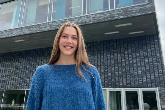 Mathilde Holtedahl Cuhra utenfor Hålogaland Teater