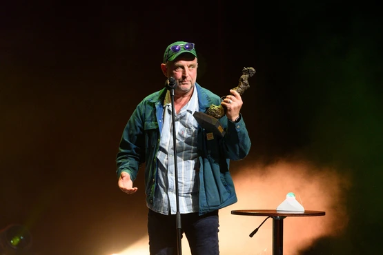 Kristian Fr. Figenschow mottar prisen for beste skuespiller