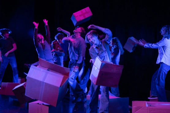 Scenebilde fra ung forestilling DUS